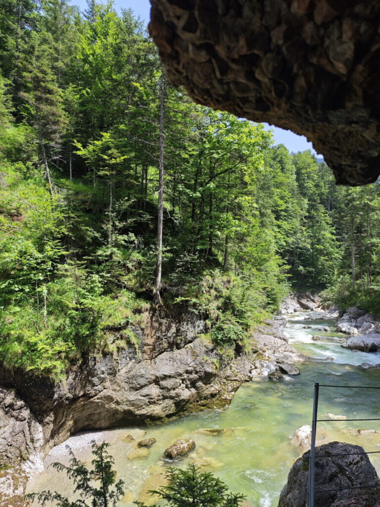 Türkisgrün schimmert das Wasser der Brandenberger Ache in der Kaiserklamm