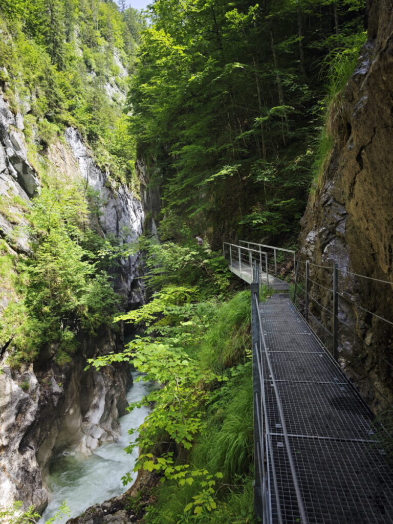 Die Kaiserklamm Wanderung führt auch über eiserne Brücken und Stege