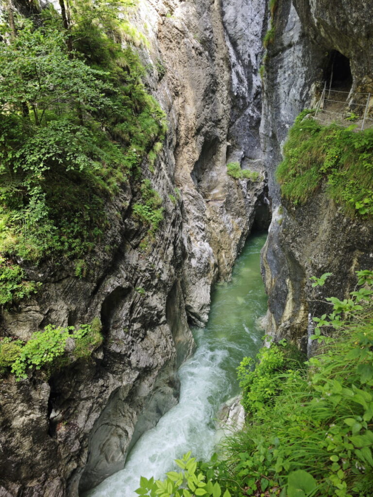 Erkennst du rechts oben den Felsentunnel durch die Kaiserklamm?