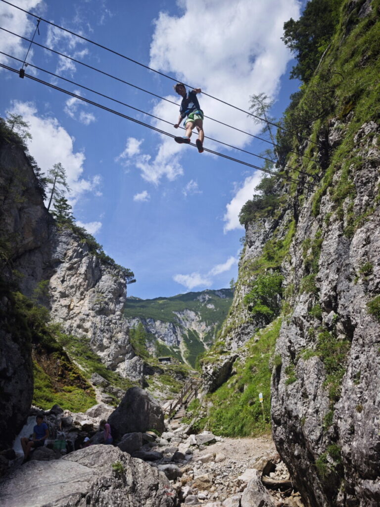 Silberkarklamm Klettersteig - die Seilbrücke quert die Klamm in Ramsau