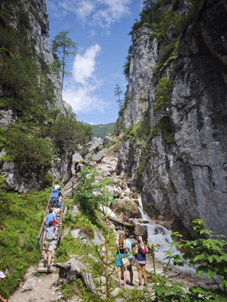 Durch die Silberkarklamm wandern - auf einem hölzernen Steg